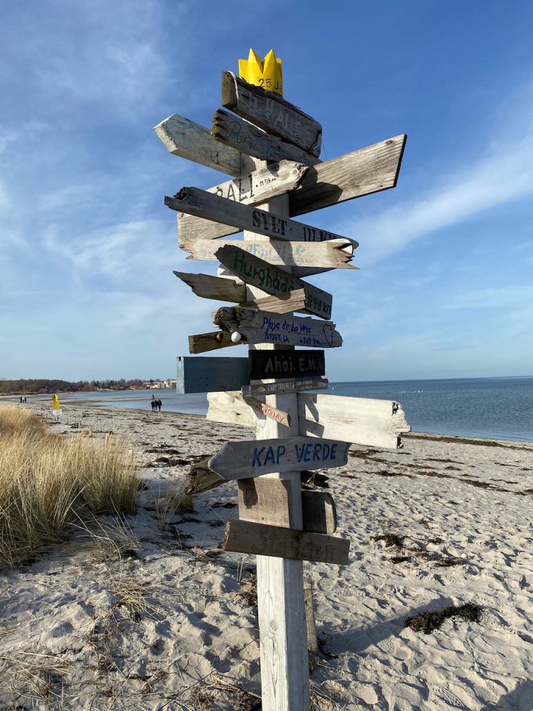 Corona Wegweiser Hohwacht