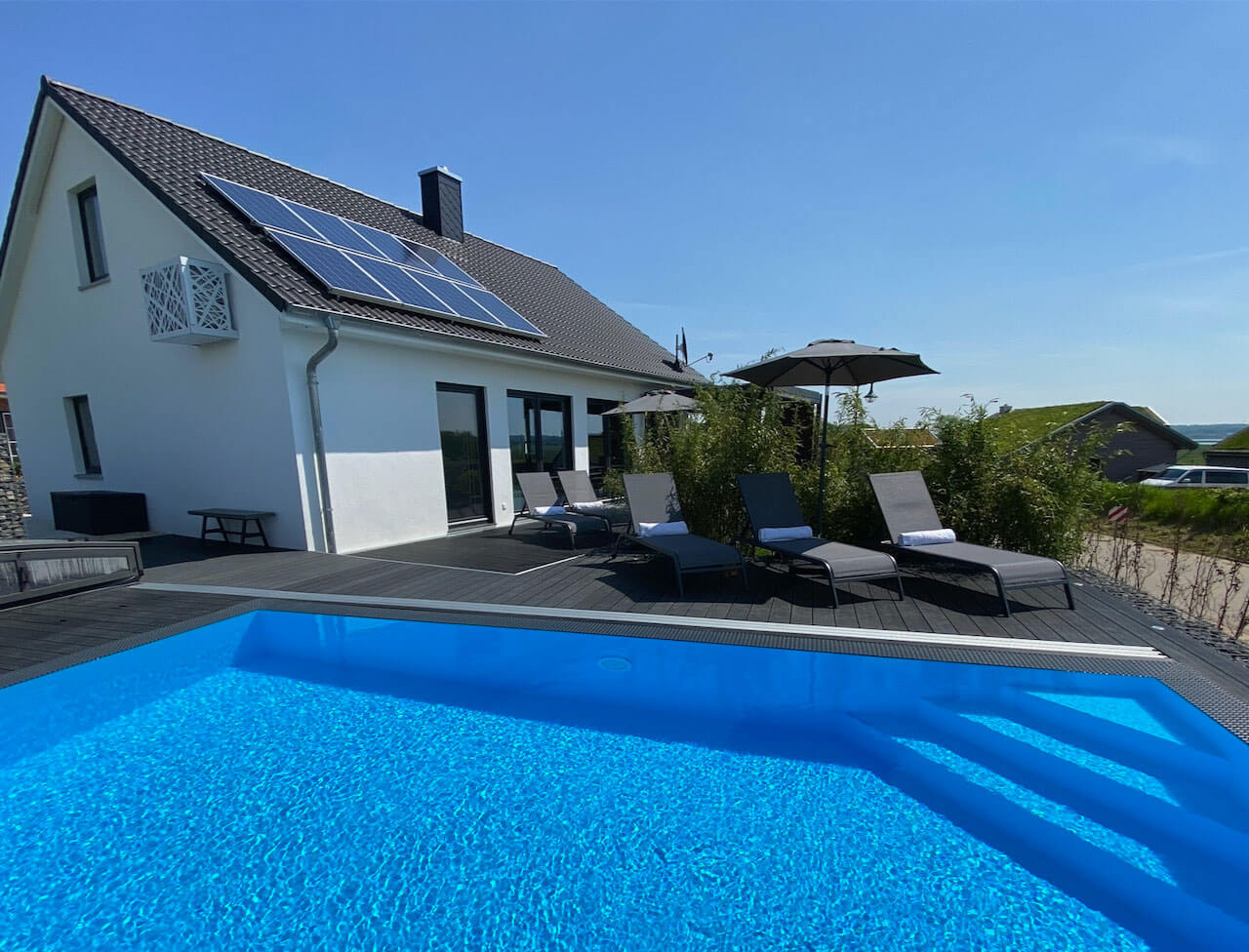 Panoramapool – Sonnenterrasse mit Ostseeblick